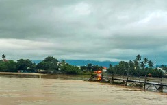 Hàng chục mét cầu gỗ Phú Kiểng ở Khánh Hòa bị nước cuốn trôi