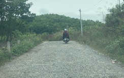 Quảng Ninh: Đường xã ngập "ổ gà", chia cắt khu dân cư mùa mưa lũ