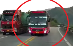 Vượt ẩu trên cao tốc, xe khách suýt đấu đầu, ép ô tô ngược chiều sát taluy