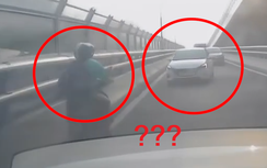 Ô tô chặn đứng xe ôm liều lĩnh chở khách đi ngược chiều trên vành đai 2 Hà Nội