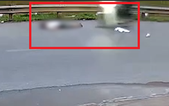 Người đi bộ ngã bất tỉnh sau tông xe, tiếp tục bị xe khác cán qua