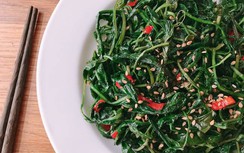 Loại rau mệnh danh "vua giải độc" mọc đầy vườn, nấu món gì cũng bổ