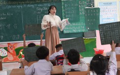 Cả cha và con miệt mài cắm bản, gieo chữ trên đỉnh Cà Đam