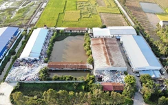 "Núi" phế liệu đấu nối trực tiếp quốc lộ, chủ bãi phớt lờ cơ quan chức năng