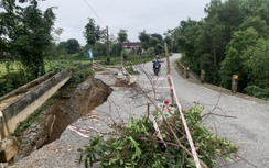Xuất hiện hố sâu trên đường liên huyện miền núi Hà Tĩnh