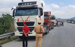 Đoàn xe đầu kéo rồng rắn rước dâu, 25 tài xế bị CSGT nhắc nhở