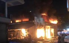 Cháy chợ ở Hạ Long lúc nửa đêm, nhiều tiểu thương khóc ròng