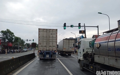 Người đàn ông bị xe đầu kéo cuốn vào gầm tử vong khi qua ngã ba