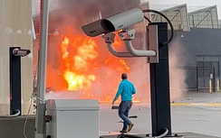 Ô tô lao như bay rồi va chạm, bùng cháy tại cửa khẩu Mỹ - Canada