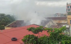 Cháy lớn phía sau cây xăng, cột khói bốc cao chục mét