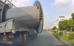 Chở hàng khổng lồ va vào thành cầu, xe tải suýt gây họa với người đi đường