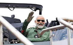 Thủ tướng Ấn Độ ngồi thử tiêm kích nội địa