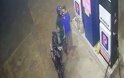Nhân viên cây xăng bị khách kề hung khí vào cổ rồi cướp tiền