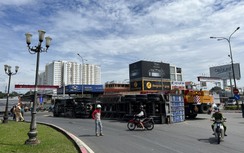 Xe container ôm cua lật nhào ở vòng xoay TP Thủ Đức