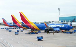 Cả máy bay náo loạn vì hành khách mở cửa thoát hiểm, trèo lên cánh máy bay