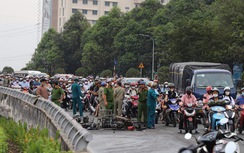 TP.HCM: Cháy xe máy trên cầu vượt, ùn tắc kinh hoàng cửa ngõ phía tây bắc