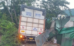 Xe tải lao vào nhà dân, cụ bà tử vong thương tâm