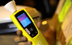 Không uống rượu bia mà máy đo vẫn báo có cồn, tài xế chứng minh ra sao?
