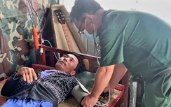 Ứng cứu 7 thuyền viên bị chìm tàu trôi dạt trên biển Bạc Liêu