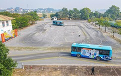 Tài xế xe buýt khoe kỹ năng lái xe điệu nghệ