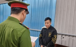 Cô gái cầm đầu 40 quái xế náo loạn đường phố, dùng bình xịt cay chống trả cảnh sát