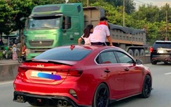 Phạt tiền, tước bằng lái 2 tháng tài xế để hai cháu bé thò đầu qua cửa sổ trời