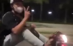 Truy tìm nam thanh niên điều khiển xe máy bằng… chân