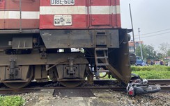 Tàu hàng va chạm xe máy ở Huế, nữ sinh bị thương nặng