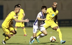 Được "biếu" hai bàn thắng, Thanh Hóa dễ dàng đánh bại SLNA
