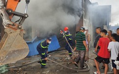 Cháy kho chứa tại Hải Phòng, 4 xe chữa cháy và 1 máy xúc cùng dập lửa