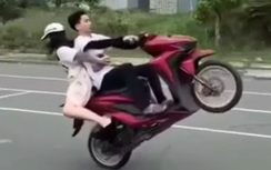 Xác minh clip đôi nam nữ đi xe máy, "làm xiếc" trên đường