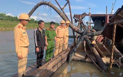 Bắt giữ 2 tàu khai thác cát trái phép trên sông Hồng