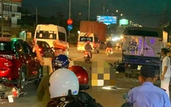 Xe tải lao vào 6 xe máy và 1 ô tô con đang dừng đèn đỏ