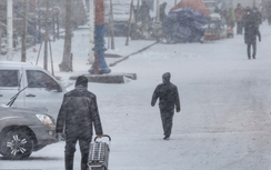 Trung Quốc hủy hàng loạt chuyến bay, đóng cửa trường học do bão tuyết