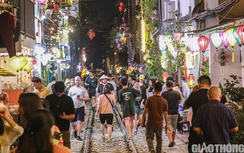 Hà Nội: Cà phê đường tàu lại đông như chưa từng cấm