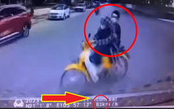 Phóng 80km/h trong nội đô, ô tô 16 chỗ tông xe máy làm chết 1 người