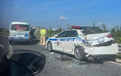 Xe cứu thương tông xe CSGT trên cao tốc Trung Lương - Mỹ Thuận