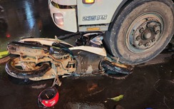 Va chạm liên hoàn với hai ô tô, nam thanh niên nhập viện cấp cứu