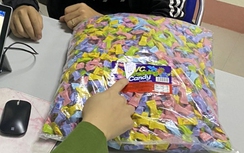 Thu giữ lô kẹo 7 màu không rõ nguồn gốc ở Lào Cai