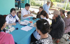 Hàng trăm người dân vùng rốn lũ Thừa Thiên - Huế được khám bệnh, cấp phát thuốc miễn phí