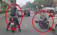 Thanh niên bỏ chạy sau khi đâm xe làm người phụ nữ ngã trước đầu ô tô