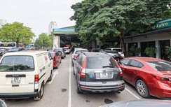 Tái diễn cảnh xếp hàng chờ kiểm định