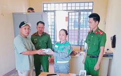 Nửa đêm nhặt chiếc túi bên đường, nữ lao công tá hỏa phát hiện số tiền gần 100 triệu