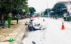 Bản tin TNGT 13/12: Xe máy lao vào ô tô sau va chạm với một xe máy khác, 2 người bị thương