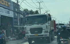 Tước bằng lái tất cả tài xế trong đoàn xe bê tông vượt biển cấm ở TP Thủ Đức