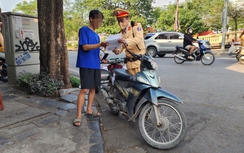 CSGT xử phạt hàng loạt xe kéo tự chế chạy giữa Thủ đô