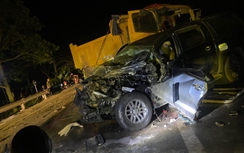 Va chạm với xe tải ben, 3 người trên xe bán tải bị thương