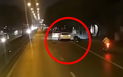 Ô tô chuyển làn ẩu tạt ngã xe máy rồi thản nhiên bỏ chạy