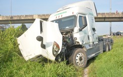 Xe container nổ lốp trên cao tốc, lao xuống lề đường