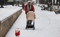 Băng tuyết bao phủ, nhiều cao tốc Trung Quốc phải dừng hoạt động